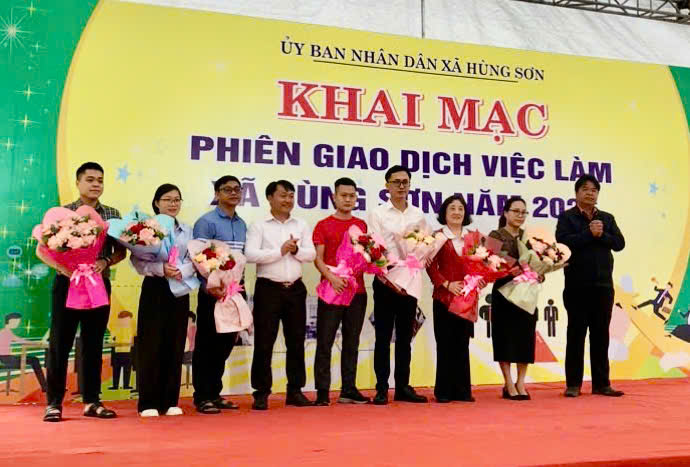 VƯỢT NÚI – BĂNG SUỐI – MANG CƠ HỘI ĐẾN VỚI BÀ CON VÙNG BIÊN